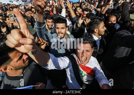 Bagdad, Irak. Februar 2020. Irakische Studenten riefen während einer Demonstration am Tahrir-Platz Parolen gegen die Abtretung von Mohammed Tawfiq Allawis als neuen Premierminister des Landes. Credit: Ameer Al Mohammadaw / dpa / Alamy Live News Stockfoto