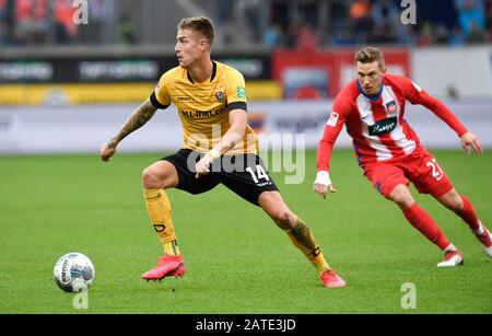 Heidenheim, Deutschland. Februar 2020. Fußball: 2. Bundesliga, 1. FC Heidenheim - Dynamo Dresden, 20. Spieltag: Der Dresdner Ondrej Petrak (l) spielt gegen Heidenheims Konstantin Kerschbaumer. Kredit: Thomas Kienzle / dpa - WICHTIGER HINWEIS: Gemäß den Vorschriften der DFL Deutsche Fußball Liga und des DFB Deutscher Fußball-Bund ist es untersagt, im Stadion und/oder aus dem fotografierten Spiel in Form von Sequenzbildern und/oder videoähnlichen Fotoserien auszunutzen oder auszunutzen./dpa/Alamy Live News Stockfoto