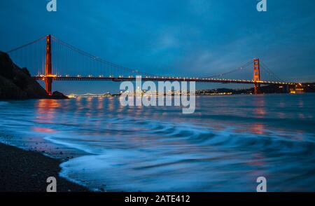 Golden Gate Bridge San Francisco California Nachtansicht vom Kirby Strand in der Nacht mit langer Belichtung Stockfoto