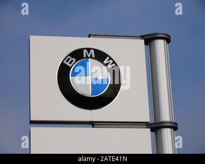 Weißes BMW-Schild in der Garage mit schwarzen Ringweißen Buchstaben im mittleren Kreis mit blau-weißen Vierteln Huddersfield Yorkshire England Stockfoto