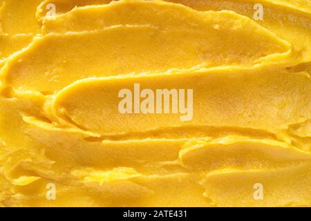Köstliches Mango-Sorbet-Gelato in einem Vollformathintergrund, von oben betrachtet Stockfoto