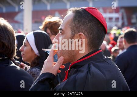 Italienischer Rugby-Fan in einem Kardinal-Kostüm am Spieltag, Six Nations 2020, Cardiff Stockfoto