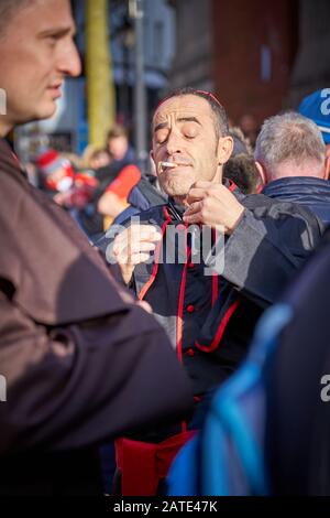 Italienischer Rugby-Fan in einem Kardinal-Kostüm am Spieltag, Six Nations 2020, Cardiff Stockfoto