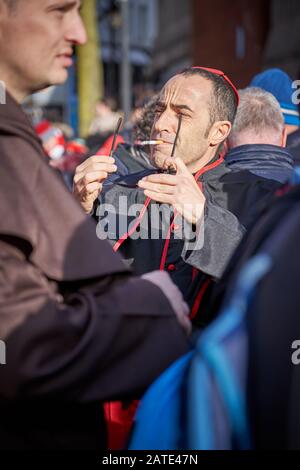 Italienischer Rugby-Fan in einem Kardinal-Kostüm am Spieltag, Six Nations 2020, Cardiff Stockfoto