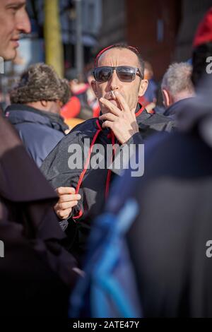 Italienischer Rugby-Fan in einem Kardinal-Kostüm am Spieltag, Six Nations 2020, Cardiff Stockfoto