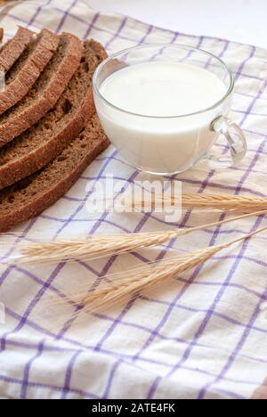 Brotscheiben ​​gray, Milchbecher und Maisohren in Scheiben Stockfoto