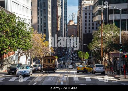 Low Angle Dämmerung Blick auf eine leere Straße mit Seilbahn Tracks, die einen steilen Hügel an der berühmten California Street im Morgengrauen, San Francisco, Kalifornien, USA, Stockfoto