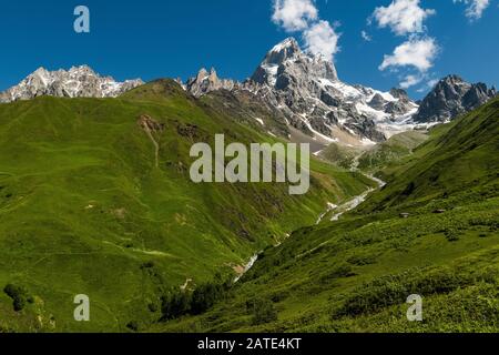 Kaukasus-Sommerlandschaft. Blick zum Gipfel des Mt. Ushba, eines der tödlichsten Berge in der Svaneti Region in Georgia Stockfoto