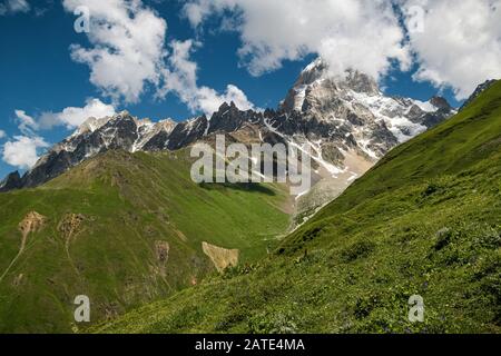 Kaukasus-Sommerlandschaft. Blick zum Gipfel des Mt. Ushba, eines der tödlichsten Berge in der Svaneti Region in Georgia Stockfoto