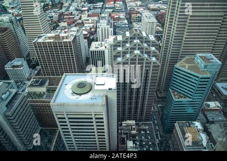 Hochhäuser im Finanzbezirk von San Francisco, aus einem niedrigen Blickwinkel für dramatische Perspektiven fotografiert. Die Innenstadt von San Francisco sehen Sie auf, und sehen Sie nach oben Stockfoto