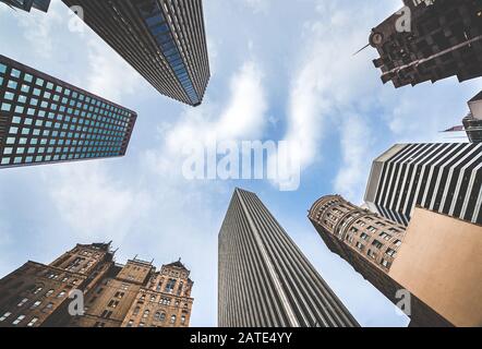Hochhäuser im Finanzbezirk von San Francisco, aus einem niedrigen Blickwinkel für dramatische Perspektiven fotografiert. Die Innenstadt von San Francisco sehen Sie auf, und sehen Sie nach oben Stockfoto