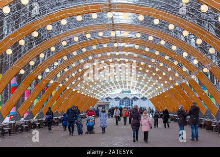 Moskau - 12. JANUAR: Menschen, die während Des Schneefalls im Winter im Sokolniki oder im Sokol'niki Public Park in Moskau am 12. Januar spazieren gehen. 2020 in Russland Stockfoto