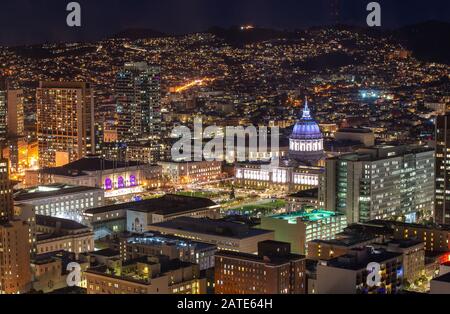 Rathaus des San Francisco Civic Center bei Nacht Luftbild. Schöne Abenddämmerung mit Panoramablick auf das zentrale Viertel und das Rathausgebäude in San Francisc Stockfoto