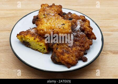 Reis und Äpfel Frittelle (Fritters) mit Rosinen. Traditionelles Bologna-Karneval-Dessert. Italien Stockfoto