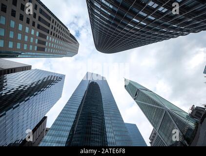 Hochhäuser im Finanzbezirk von San Francisco, aus einem niedrigen Blickwinkel für dramatische Perspektiven fotografiert Stockfoto