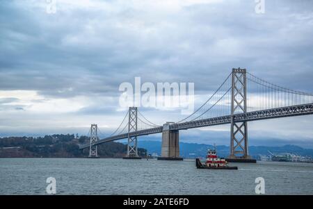 Klassischer Panoramablick auf die berühmte Oakland Bay Bridge mit der Skyline von San Francisco, Kalifornien, USA Stockfoto