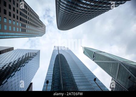 Hochhäuser im Finanzbezirk von San Francisco, aus einem niedrigen Blickwinkel für dramatische Perspektiven fotografiert Stockfoto
