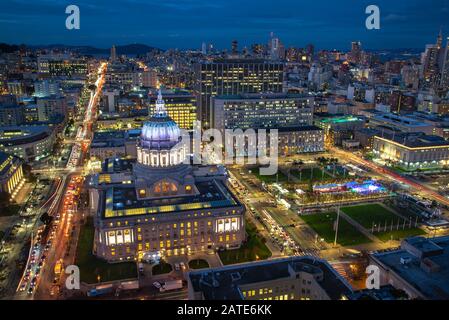 Rathaus des San Francisco Civic Center bei Nacht Luftbild. Schöne Abenddämmerung mit Panoramablick auf das zentrale Viertel und das Rathausgebäude in San Francisc Stockfoto