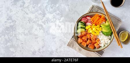 Lachspoke mit Avocado, Algen, eingelegten Karotten und Gurken. Langes Banner. Kopierbereich Stockfoto