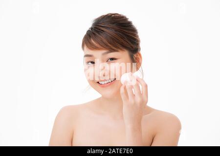 Frau mit Schwamm Liquid Foundation, selektiven Fokus Stockfoto