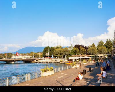 Menschen, die im Sommer in der Schweiz am Genfersee sitzen Stockfoto