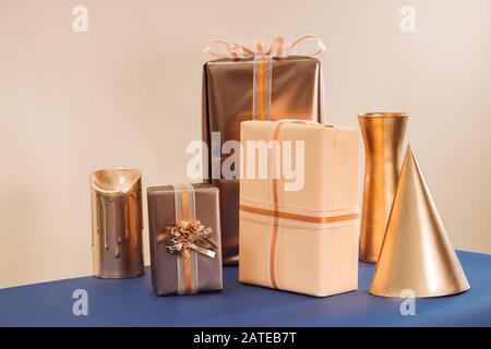 Weihnachtsgeschenke in handgefertigten Boxen und Weihnachten mit Kerze auf blauem Hintergrund eingerichtet Stockfoto