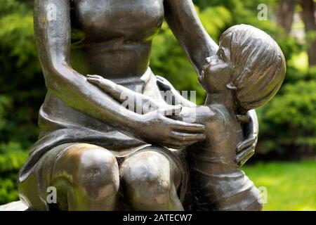 Nahaufnahme der Bronzeplastik La Maternidad des Künstlers Félix Alonso Arena im Stadtpark Campo de San Francisco (Oviedo, Asturien, Spanien) Stockfoto