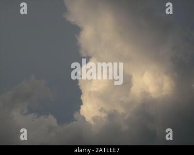Dunkle Wolken am Himmel Stockfoto