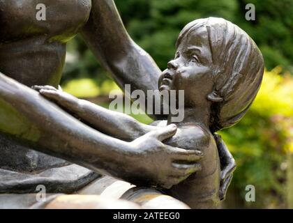 Nahaufnahme der Bronzeplastik La Maternidad des Künstlers Félix Alonso Arena im Stadtpark Campo de San Francisco (Oviedo, Asturien, Spanien) Stockfoto