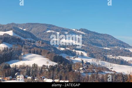 Malerische Berglandschaft in der Nähe der Burg Gruyeres in der Schweiz Stockfoto