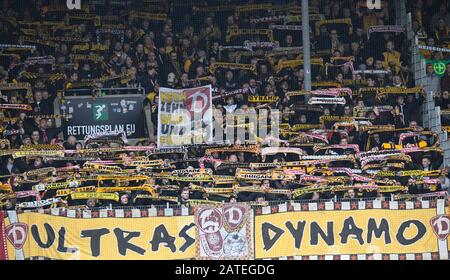 Heidenheim, Deutschland. Februar 2020. Fußball: 2. Bundesliga, 1. FC Heidenheim - Dynamo Dresden, 20. Spieltag: Die Dresdner Fans jubeln ihrer Mannschaft zu. Kredit: Thomas Kienzle / dpa - WICHTIGER HINWEIS: Gemäß den Vorschriften der DFL Deutsche Fußball Liga und des DFB Deutscher Fußball-Bund ist es untersagt, im Stadion und/oder aus dem fotografierten Spiel in Form von Sequenzbildern und/oder videoähnlichen Fotoserien auszunutzen oder auszunutzen./dpa/Alamy Live News Stockfoto