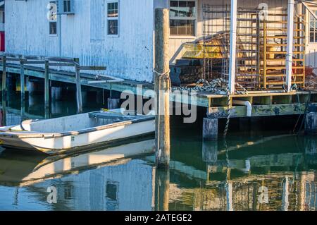 Shacks, bekannt als Shanties, bieten kommerziellen Fischern und Krabbern einen Platz, um Ausrüstung auf Tanger Island in der Chesapeake Bay zu lagern. Stockfoto