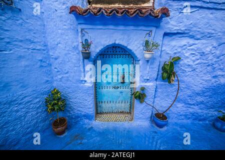 Traditionelle blaue Tür an einer alten Straße in Medina von Chefchaouen, Marokko Stockfoto