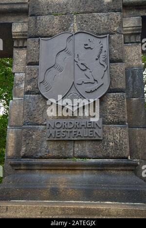 Wappen eines Landes der Bundesrepublik Deutschland an der "Deutschen Ecke" (Deutsches Eck) in Koblenz Stockfoto