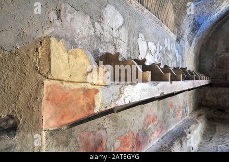 Italien, Neapel, Herculaneum: Details zu Nischen zur Aufbewahrung von Straßenkleidung in den Umkleidezimmern der römischen Bäder Stockfoto