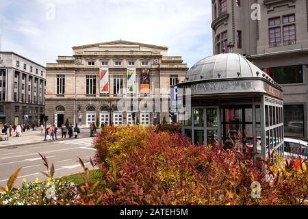 Theater "La Campoamor" und Tiefgarage "La Escandalera" an der Plaza de la Escandalera (Oviedo, Asturien, Spanien) Stockfoto