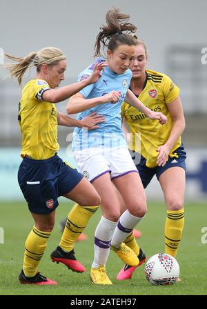 Caroline Weir (Mitte) von Manchester City und der Jordan Nobbs (links) von Arsenal kämpfen während des FA Women's Super League Matches im Academy Stadium, Manchester, um den Ball. Stockfoto