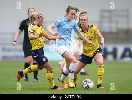 Caroline Weir (Mitte) von Manchester City kämpft beim Superleague-Spiel der FA Women im Academy Stadium in Manchester um den Ball gegen die Jordan Nobbs (links) und Jill Roord (rechts) von Arsenal. Stockfoto