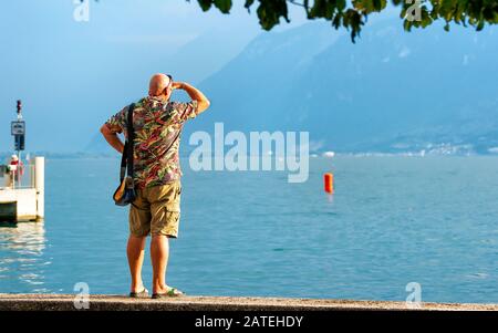 Mann an der Böschung am Geneva Lake Vevey Stockfoto