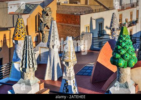 Kamine auf der Dachterrasse des Palau Guell Herrenhauses, entworfen vom Architekten Antoni Gaudi, Barcelona, Katalonien, Spanien Stockfoto