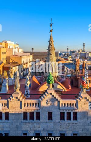 Dachterrasse des Herrenhauses Palau Guell, entworfen vom Architekten Antoni Gaudi, Barcelona, Katalonien, Spanien Stockfoto