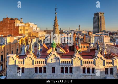 Dachterrasse des Herrenhauses Palau Guell, entworfen vom Architekten Antoni Gaudi, Barcelona, Katalonien, Spanien Stockfoto