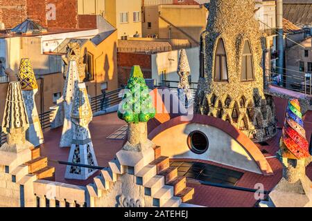 Kamine auf der Dachterrasse des Palau Guell Herrenhauses, entworfen vom Architekten Antoni Gaudi, Barcelona, Katalonien, Spanien Stockfoto