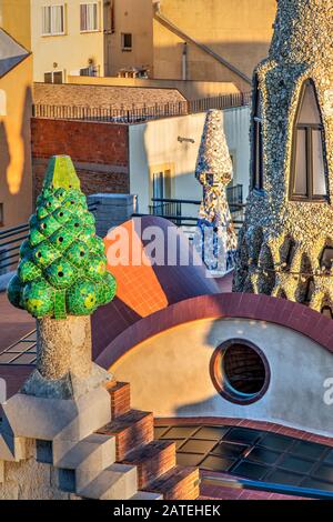 Kamine auf der Dachterrasse des Palau Guell Herrenhauses, entworfen vom Architekten Antoni Gaudi, Barcelona, Katalonien, Spanien Stockfoto