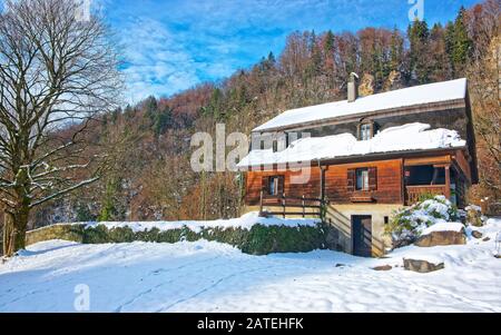 Haus in der Nähe des Salzbergwerks von Bex in der WinterSchweiz Stockfoto