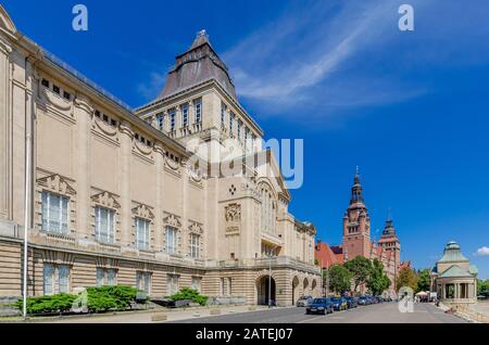 Szczecin, Provinz Westpomeran, Polen. Waly Chrobrego - Hakenterrasse, Nationalmuseum und Verwaltungsgebäude der Wojewodschaft im Hintergrund. Stockfoto