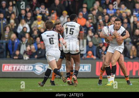 Leeds, Großbritannien, 2. Februar 2020. Der ehemalige All Black Sonny Bill Williams aus Toronto Wolfpack lässt den Ball in seiner ersten Berührung bei seinem Super-League-Debüt gegen Castleford Tigers Credit: Dean Williams/Alamy Live News Stockfoto