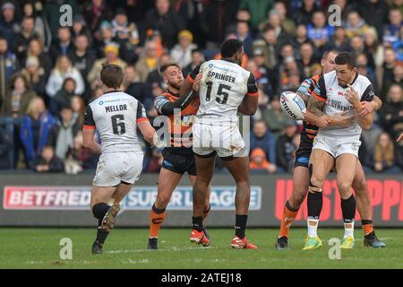 Leeds, Großbritannien, 2. Februar 2020. Der ehemalige All Black Sonny Bill Williams aus Toronto Wolfpack lässt den Ball in seiner ersten Berührung bei seinem Super-League-Debüt gegen Castleford Tigers Credit: Dean Williams/Alamy Live News Stockfoto