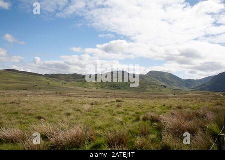 Blick in Richtung Pen Llithrig-y-Wrach vom Weg zum Llyn Eigiau Reservoir unterhalb von Carnedd Llewelyn oberhalb des Conwy Valley Snowdonia North Wales Stockfoto