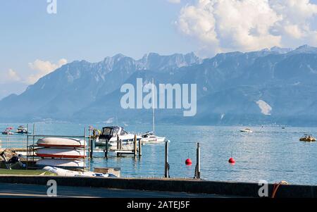 Promenade und Boote auf dem Genfersee in der Schweiz in Lausanne Stockfoto